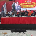 Kapolda Jatim Irjen Pol Imam Sugianto bersama Kapolresta Sidoarjo Kombes Pol Christian Tobing memimpin rilis pers ungkap kasus penyalahgunaan narkotika jenis sabu seberat 30 kilogram.