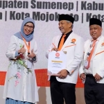 Bakal calon Bupati Lumajang, Indah Amperwati, saat menerima rekom dari Presiden PKS, Ahmad Syaikhu.