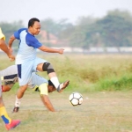 Sullamul Hadi Nurmawan, Ketua DPRD Sidoarjo, saat menendang bola saat laga eksebisi di lapangan Desa Kloposepuluh Sukodono, Minggu (17/9) sore. foto: mustain/ BANGSAONLINE