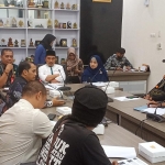 Ketua DPRD Gresik Moch Abdul Qodir menemui para pendemo. FOTO: SYUHUD/ BANGSAONLINE