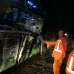 Kondisi bus usai menabrak truk trailer.