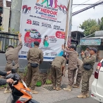 Penertiban baliho yang dilakukan Satpol PP Kota Batu.