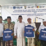 Ketua DMI Bangakalan (Ir. Mondir Rofii) dan Sekretaris Dewan Perwakilan DMI Jatim Wakil Bupati Bangkalan (Drs. Mohni, MM) bemberikan tandon secara simbolis kepada perwakilan masjid yang ada di Bangkalan.