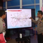 Kasatlantas Polres Nganjuk AKP Indra Budi Wibowo saat memantau arus mudik di Exit Tol Begadung Kabupaten Nganjuk, Kamis (28/4/2022).