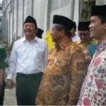 ?

Mendikbud M. Nuh (berbaju batik coklat berkopiah hitam) Tinjau lokasi UNU Sidoarjo di dampinggi Bupati Sidoarjo H. Saiful Ilah (berbaju putih kopiah hitam) serta pengurus terkait. Foto: Nanang/Bangsa online).