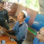 Sejumlah warga saat bercengkerama di warung kopi, membahas bergesernya momen Idul Fitri.