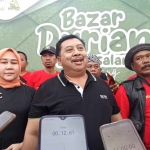 Ketua AKD Jombang, Warsubi, saat memberi keterangan kepada awak media usai memborong durian Wonosalam.