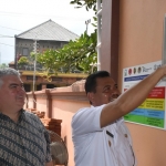 Wabup Pungkasiadi ketika meresmikan sistem peringatan dini atau Early Warning System (EWS) banjir berbasis komunitas yang dipasang di sekitar Sungai Klorak. Foto: YUDI EP/BANGSAONLINE