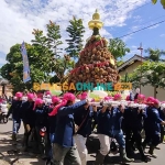 Tumpeng durian saat diarak dan diangkat beramai-ramai oleh peserta kirab. Foto: MUJI HARJITA/BANGSAONLINE