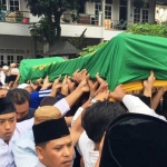 Jenazah KH Hasyim Muzadi siap disalati. foto: istimewa