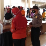 Warga penerima BST saat antre dilayani oleh petugas. (foto: kominfo)