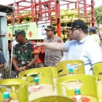 Bupati Kediri Hanindhito Himawan Pramana saat meninjau salah satu pangkalan LPG 3 kg. Foto: Ist.