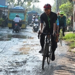 Bupati Ahmad Muhdlor saat sidak jalan rusak Betro-Kalanganyar Sedati, Sabtu (4/6/2022). foto. ist.