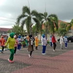 Peringati Hari Ibu ke-92, Dharmayukti Karini Cabang Bangkalan lakukan senam sehat di Halaman Pengadilan Negeri Bangkalan, Jumat (11/12/2020). (foto: ist)