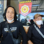 Aktivis lingkungan yang juga Koordinator Komunitas Oleng-Oleng Indonesia Kediri, Heri DK, saat berada di Polsek Plosoklaten. Foto: MUJI HARJITA/ BANGSAONLINE