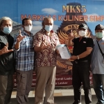 Dokter Ari Purnomo Adi, Koordinator Aliansi Relawan Peduli Lingkungan Kediri bersama perwakilan relawan saat menyerahkan draft raperda tentang sumber air di Kabupaten Kediri kepada Ketua Komisi I Murdi Hantoro (kaos hitam). foto: Muji Harjita/ BANGSAONLINE