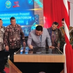 Kepala BNN RI Petrus Reinhard Golose saat menandatangani prasasti peresmian laboratorium narkotika di Pulau Madura. 