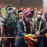 Plh Disdikbud Pamekasan, Fatimatus Zahrah, saat meresmikan rumah budaya pelestarian keris. 