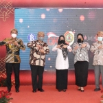 Bupati Ikfina foto bersama Kepala Perwakilan BI Jatim Budi Hanoto, Direktur Risiko Bisnis Bank Jatim Rizyana Mirda, Deputi Kepala Perwakilan BI Imam Subarkah, Direktur Pengawasan LJK 2 & Manajemen Strategis Mulyanto, Pimpinan Bank Jatim Cabang Mojokerto Eko Yudi Prastowo, serta Plt Kepala Disperindag Iwan Abdillah.