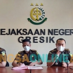 Kasi Pidsus Kejari Gresik, Alifin N .Wanda (tengah), bersama Kasi Intel Kejari Gresik, Deni Nirwansyah, saat memberikan keterangan pers. Foto: SYUHUD/BANGSAONLINE