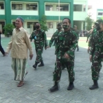 Mayjen TNI Widodo Iryansyah (tengah) saat mengunjungi Sekolah Progresif Bumi Sholawat di Desa Lebo Kecamatan Sidoarjo Kabupaten Sidoarjo, Sabtu (13/6).