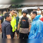 Kapolres dan Bupati Lumajang turun langsung meredam gejolak antara warga dan sopir truk.