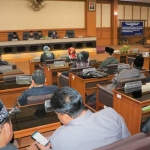 Suasana paripurna penyampaian Raperda Inisiatif DPRD. foto: SYUHUD/ BANGSAONLINE