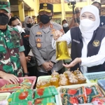 Gubernur Khofifah bersama Pangdam V Brawijaya Mayjen TNI Nurcahyanto dan Kapolda Jatim Irjen Pol. Nico Afinta melakukan sidak di Pasar Soponyono, Rungkut.