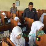 Wali Kota Kediri Abdullah Abu Bakar bersama kepala Dinas Pendidikan saat sidak pelaksanaan ujian nasional di SMK PGRI 2 Kota Kediri. foto: arif kurniawan/ BANGSAONLINE