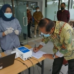 Komisaris Utama Petrokimia Gresik, T. Nugroho Purwanto saat penandatanganan penyerahan GeNose C19. foto ist.