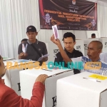 Simulasi pencoblosan di KPU Jombang. Foto: AAN AMRULLOH/BANGSAONLINE