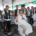 Pj Gubernur Jatim, Adhy Karyono, ikut serta menyemarakkan potong rambut gratis di Masjid Nasional Al-Akbar Surabaya.