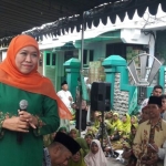 
Khofifah Indar Parwansa memberi keterangan pers usai Istighotsah Kubro di Ponpes Amanatul Ummah, Siwalankerto, belum lama ini. Foto: DIDI R/BANGSAONLINE