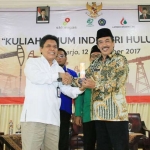 KENANG-KENANGAN: Wabup Sidoarjo menerima cinderamata dari Kepala SKK Migas Jabanusa Ali Masyhar saat Kuliah Umum Industri Hulu Migas, Selasa (12/12). foto: mustain/ bangsaonline