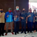 Owner JTP Grup, Paul Sastro berfoto bersama dengan Kepala Desa Bumiaji, Ketua Kadin, dan tokoh masyarakat usai acara sosialisasi pembangunan Batu Love Garden di Balai Desa Bumiaji. (foto: ist).