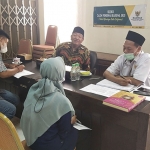 Para mahasiswa program Satu Keluarga Satu Sarjana saat mengikuti tes wawancara yang digelar Baznas Jatim.