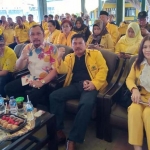 Sekertaris DPD Provinsi Jatim Sahat Simanjutak (tengah kanan), bersama Ruliyono, Ketua Golkar Banyuwangi (tengah kiri) bersama istri.