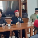 Tokoh nasional Dr. Rizal Ramli menerima Anggota Satgas Nasional Cakra Buana dan sejumlah pengurus ormas Forum Komunikasi Anak Betawi (Forkabi), Laskar Adat Betawi (LAB) di kantornya. foto: istimewa