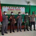 Kodim 0827/Sumenep menggelar operasi yustisi bersama Tim Gabungan Satgas Covid-19 di depan makodim setempat, Senin (5/7/2021) kemarin. (foto: ist)