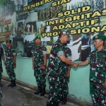 Danrem 084/BJ, Brigjen TNI Terry Tresna Purnama, saat kunjungan kerja ke Denbekang V-44-04 Surabaya.