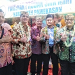 Kadis Pendidikan Prov Jatim saat mengunjungi pameran produk SMK Mini di Kabupaten Pamekasan.