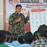 Makmun, Divisi SDM & Parmas KPU Kabupaten Gresik saat menunjukkan contoh surat suara untuk Pileg 2019. foto: SYUHUD/ BANGSAONLINE