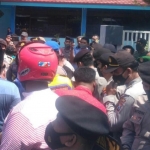 Ratusan pelanggan saat demo di depan kantor PDAM Pamekasan.