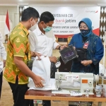 Wali Kota Kediri Abdullah Abu Bakar (tengah) saat menerima CSR Bank Jatim. (foto: ist.)