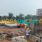 Para pekerja proyek pembangunan jembatan Jongbiru, terus bekerja meski hari Minggu (foto:BANSGAONLINE/Muji Harjita)