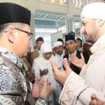 Haul Akbar Pendiri Muslimat NU menjadi momen istimewa karena kehadiran ulama dari Mekkah Dr. Syekh Muhammad Ismail dan Ketua Umum Pengurus Pusat Muslimat NU yang juga Gubernur Jatim, Khofifah Indar Parawansa. foto: DIDI ROSADI/ BANGSAONLINE