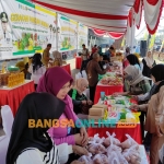 Emak-emak tampak memborong sejumlah komoditas bahan pangan pokok yang dijual di GPP. Foto: Yudi Eko Purnomo/BANGSAONLINE