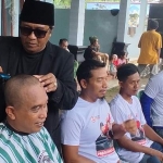 Pengasuh Ponpes Roudhotul Ibaad, Gus Basori, saat dicukur gundul oleh Gus Jalal. Foto: MUJI HARJITA/ BANGSAONLINE