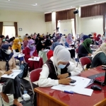 Para peserta saat mengikuti pelatihan Business Bootcamp Perempuan Hebat. foto: HERMAN/ BANGSAONLINE