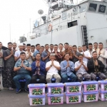 Danguspurla Koarmada II saat foto bersama pra prajurit KRI Pandrong-801.